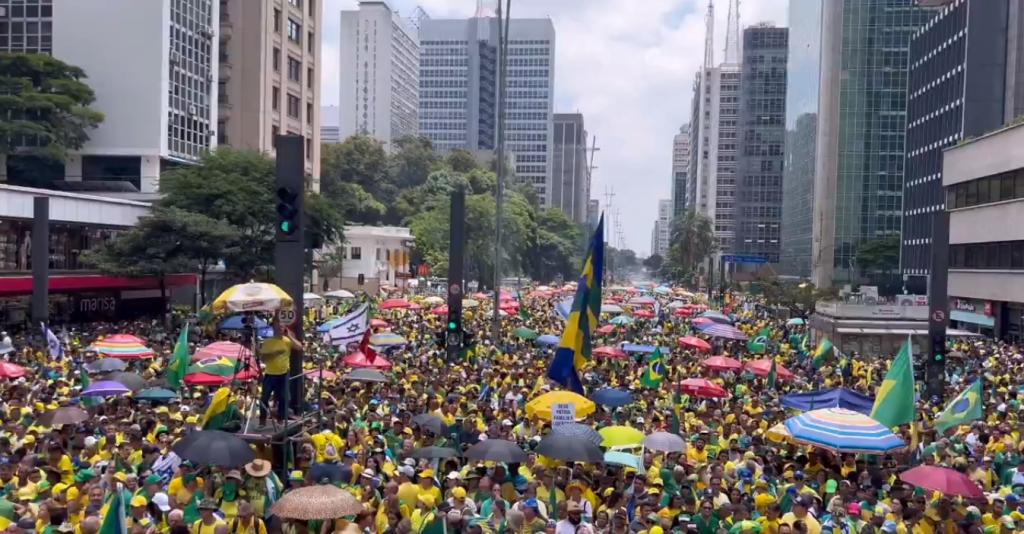Ato estava agendado para as 15h, mas às 11h a avenida já recebia os manifestantes 