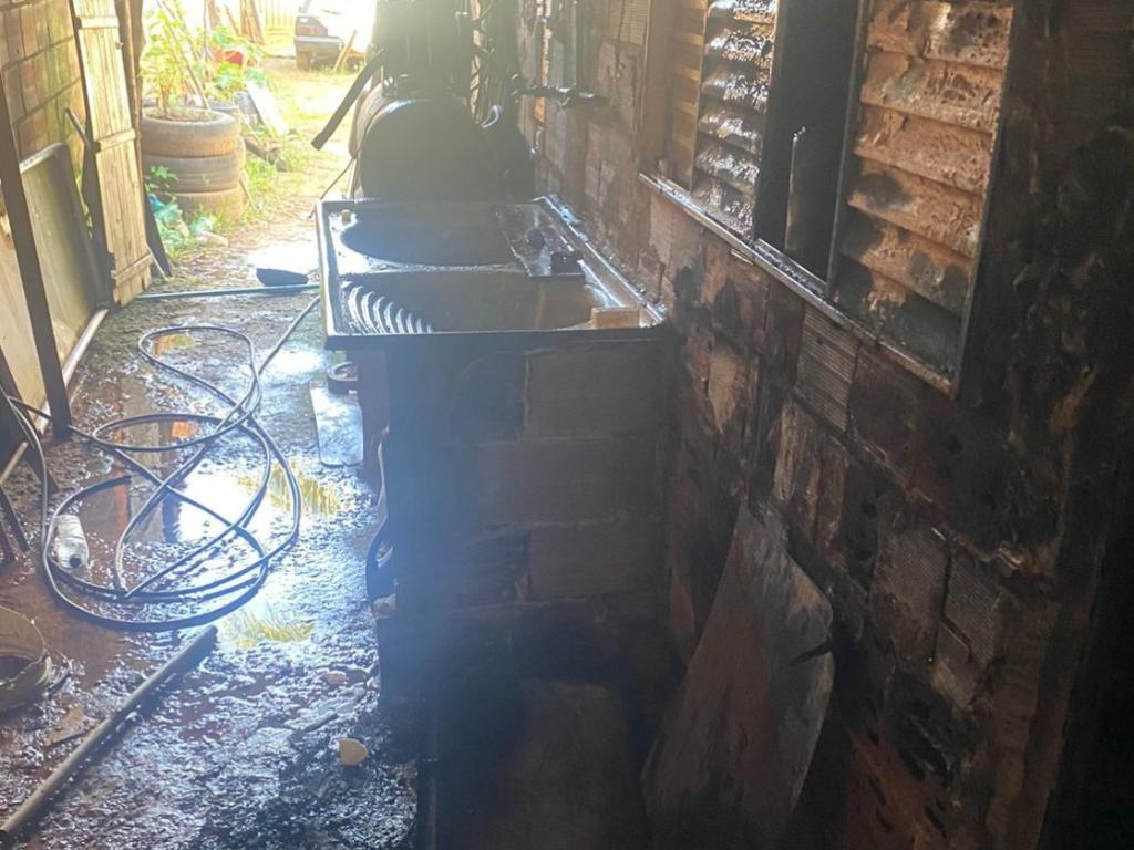 Chamas começaram na cozinha e atingiu parte do quarto