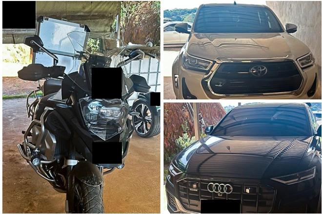 Entre os bens apreendidos estão motos e carros de luxo