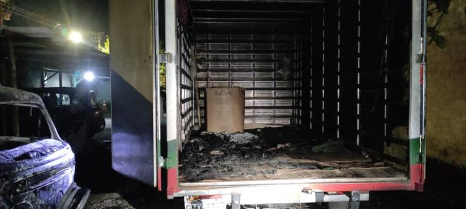Caminhão que estava ao lado da kombi em chamas também foi atingido 