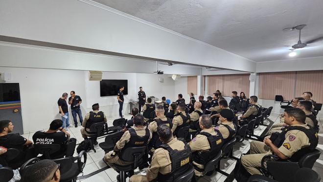 Policiais civis, militares e representantes do MPMG integraram a força tarefa que foi para as ruas nesta sexta-feira 