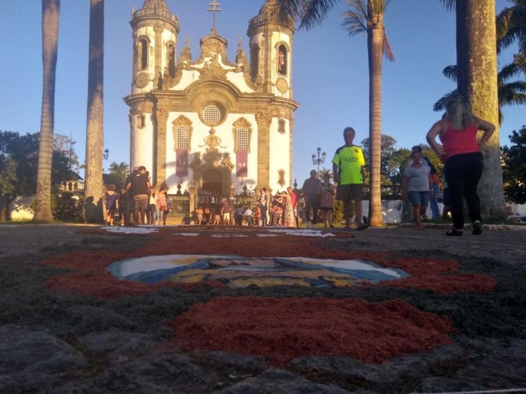 As históricas ruas ouropretanas se colorem com os tapetes de serragem, tradição de mais de 300 anos na cidade