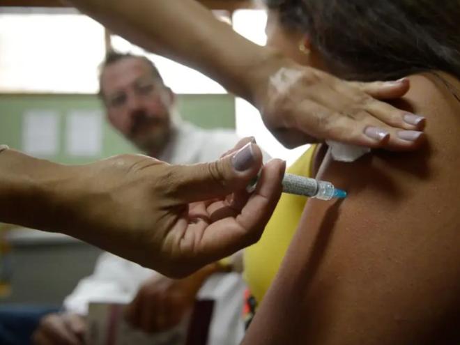 Para prevenir e diagnosticar o câncer do colo do útero de forma precoce, as mulheres devem realizar o exame preventivo, disponível nas UBSs