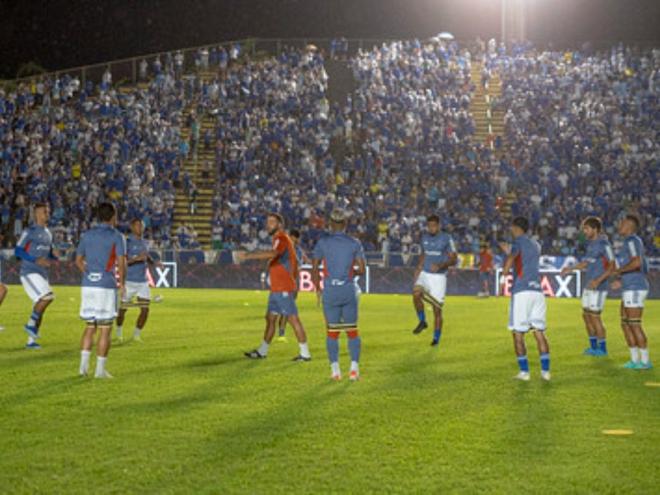 Com a bola ainda em campo e as arquibancadas lotadas, homem opera drone sem autorização