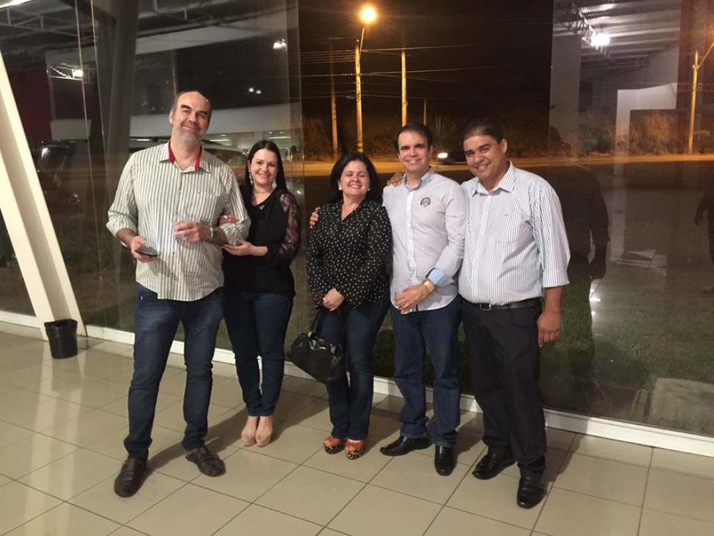 Dr. Márcio a esposa, Dra. Carolina; a Dra. Maria Lúcia e o marido, o advogado Adílson, com Tallys Lima