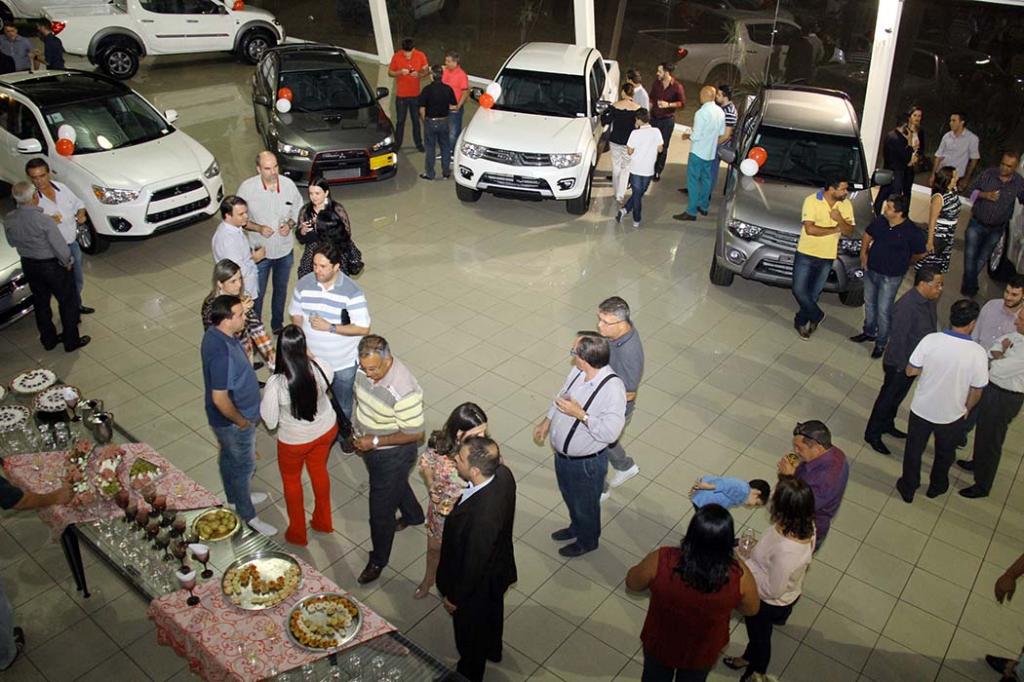 O amplo salão da Multicar recebeu clientes e convidados especiais para conhecer a nova L200 Triton Sport
