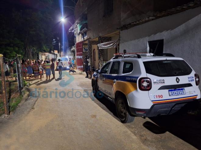 Crime foi registrado em um beco no bairro Esperança, em Ipatinga: assassino invadiu residência pelos fundos, matou cachorro e depois o sobrinho da moradora