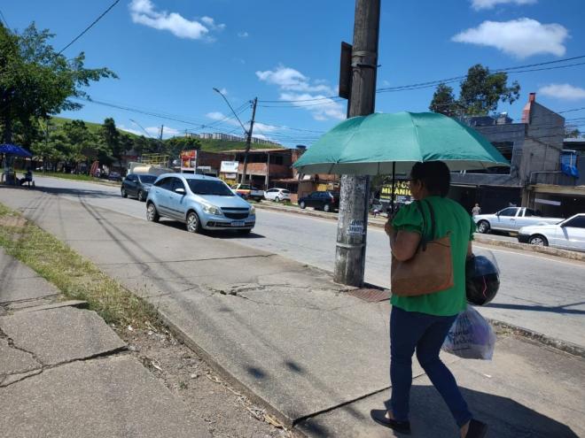 Especialistas recomendam uso de objetos como boné, chapéu e sombrinha para se proteger do sol