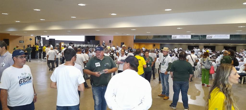 Pecuaristas se reuniram nesta segunda-feira, em Belo Horizonte, para pressionar o governo de Minas Gerais a impedir a importação de leite