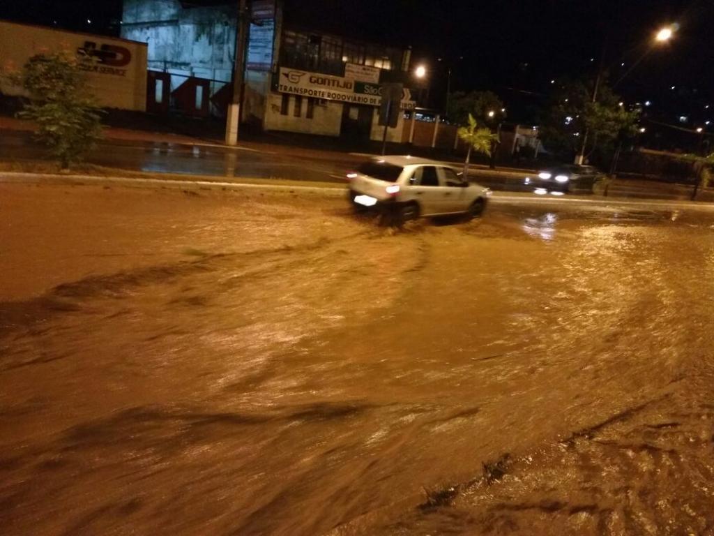 Aveniva Tranquedo neves, Caladinho de Cima, durante a chuva da noite de domingo - trânsito ficou parado por 50 minutos