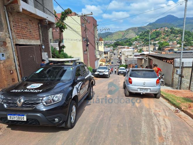 Depois do crime, criminosos fugiram por esse morro sem serem identiricados 