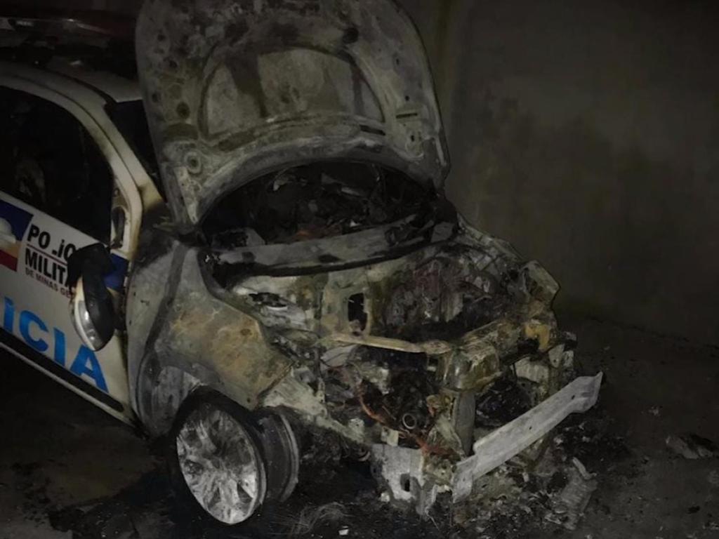 Viatura foi totalmente consumida pelo incêndio que também destruiu parte da sede do quartel 