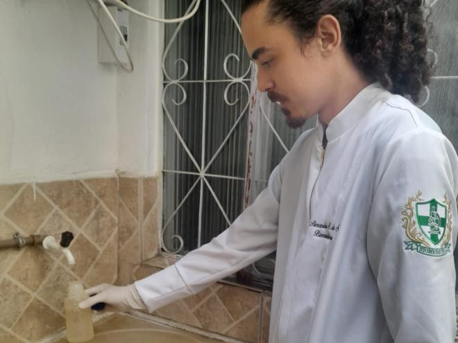 O estagiário do Instituto Interagir, Alexandre Santos, realizou a coleta de água Alexandre Santos