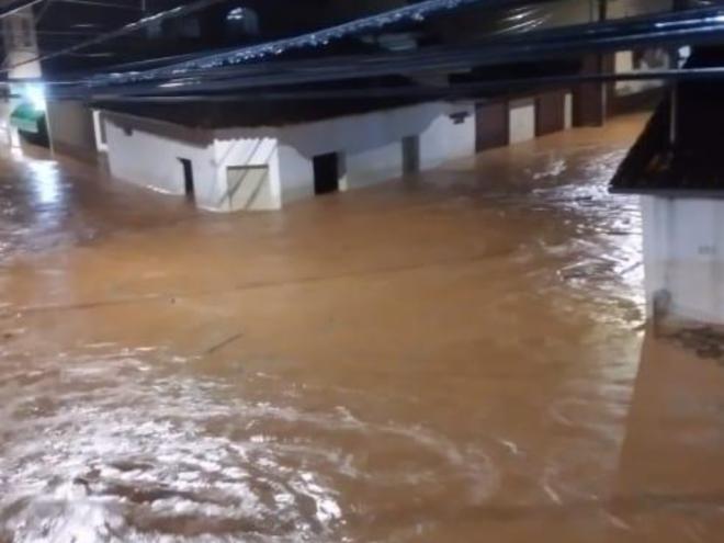 As ruas da cidade tornaram-se corredores de água