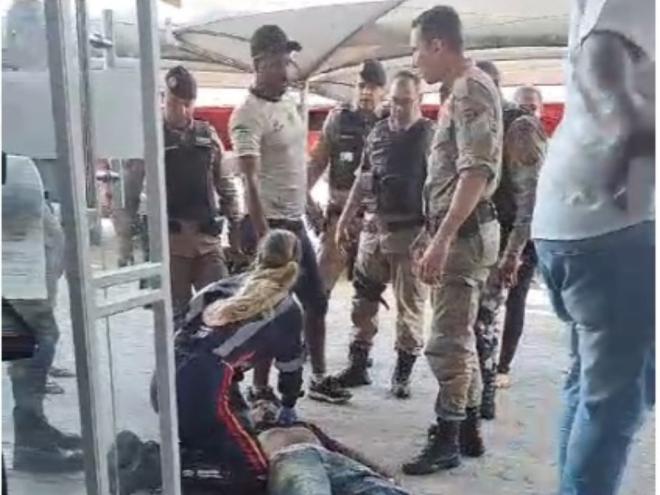 Uma enfermeira e policiais militares atuaram nos primeiros socorros até a chega da equipe do Samu que levou o homem para a UPA
