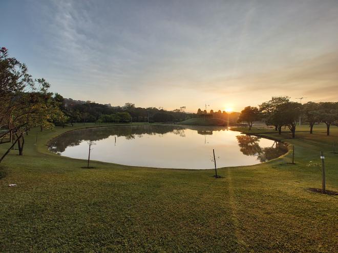 Nascer do sol em manhã de inverno no parque 