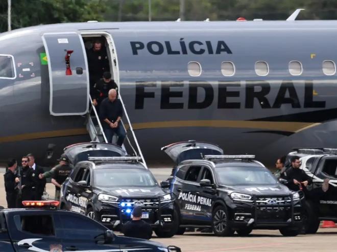 Presos em operação da PF, com apoio do Ministério Público, desembarcam, algemados em Brasília