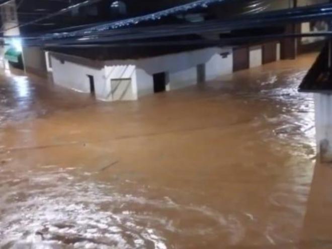 Casas e comércios foram invadidos pela água