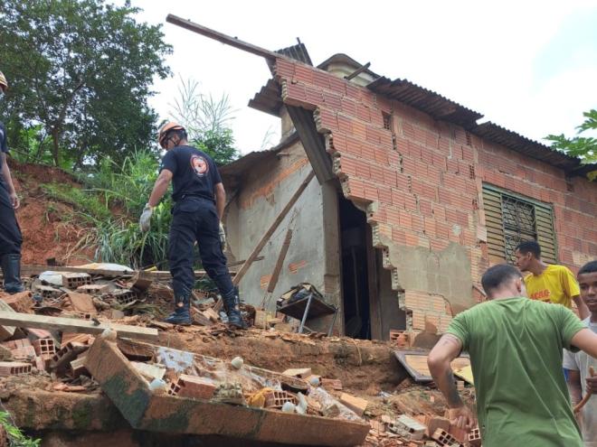 O município registrou 120 mm de chuva com pontos de alagamento e enxurrada