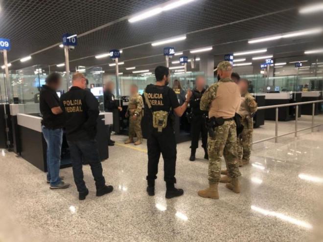Prisão dos brasileiros ocorreu quando desembarcaram no aeroporto de Confins 