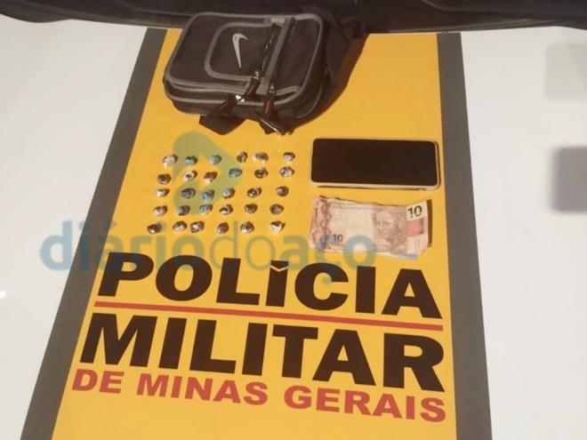 As bolas (porções) de haxixe que foram encontradas em uma bolsa tiracolo do motociclista abordado