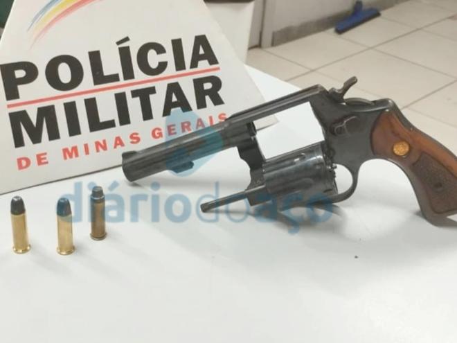 A arma estava debaixo do banco do passageiro e a munição com um dos abordados
