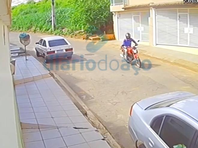 O momento que o autor foge ao apossar dos objetos da vítima assaltada no Cidade Nova