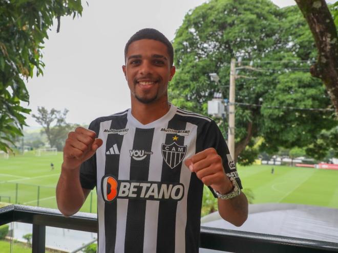 Meia-atacante fica no clube ao menos até o fim deste ano