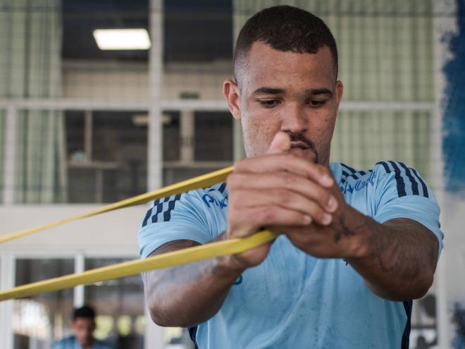 O defensor Zé Ivaldo volta ao time após cumprir suspensão