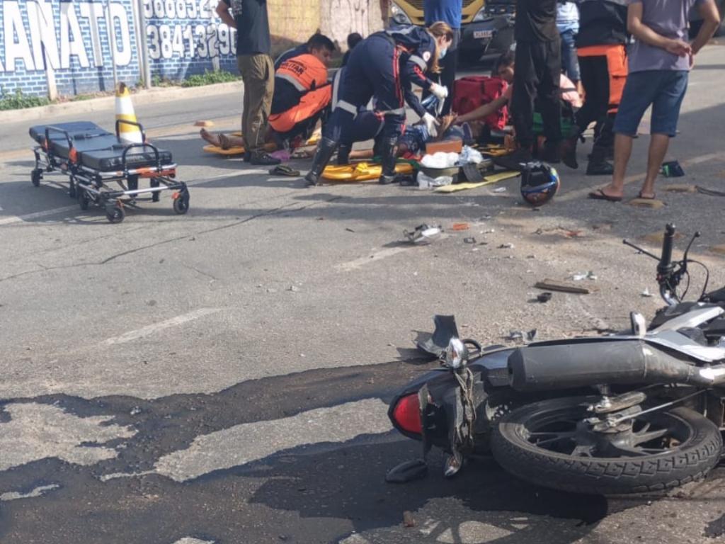 Com a colisão da moto contra o caminhão, que convergiu em local proibido, o casal de jovens que estava na moto foi projetado à distância