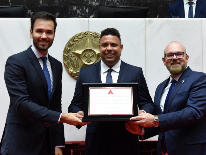 Ronaldo recebeu do presidente Tadeu Martins Leite e do deputado Professor Cleiton o título de cidadão honorário de Minas Gerais. Foto: Elizabete Guimarães/ALMG