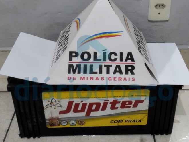 A bateria do caminhão que foi deixada para trás por um dos autores do furto