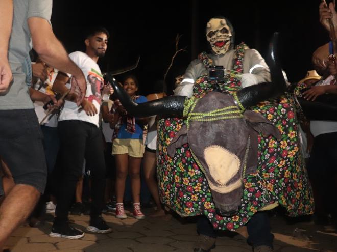 O Boi Balaio é confeccionado artesanalmente pelos moradores do distrito de Belo Oriente