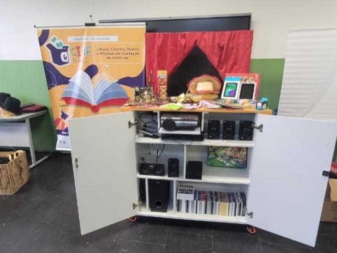 Unidades de ensino vão receber a doação de 100 livros, 30 audiobooks e 75 filmes, além de uma estrutura móvel com sistema de som e projeção