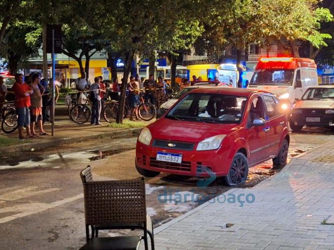 Vítima saiu de um comércio e, ao entrar em um carro, foi alvo de um atirador 