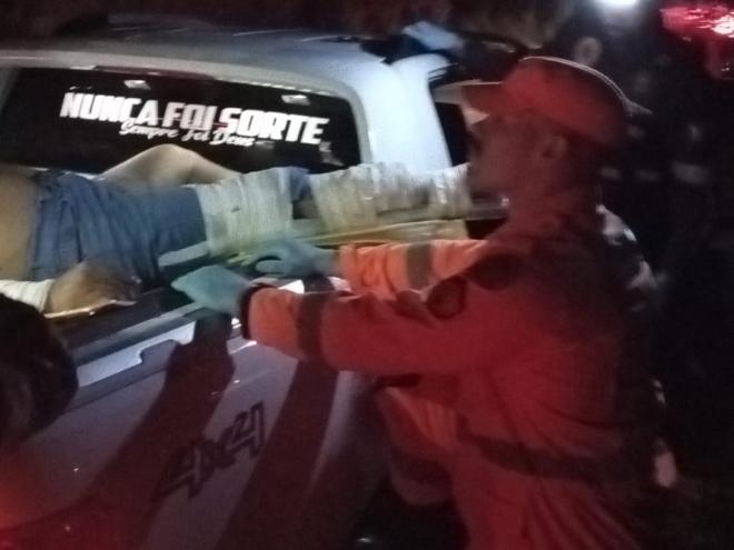 Motocilista não conseguiu parar a tempo, quando caminhonente reduziu em um quebra-molas e foi parar em cima da capota marítima