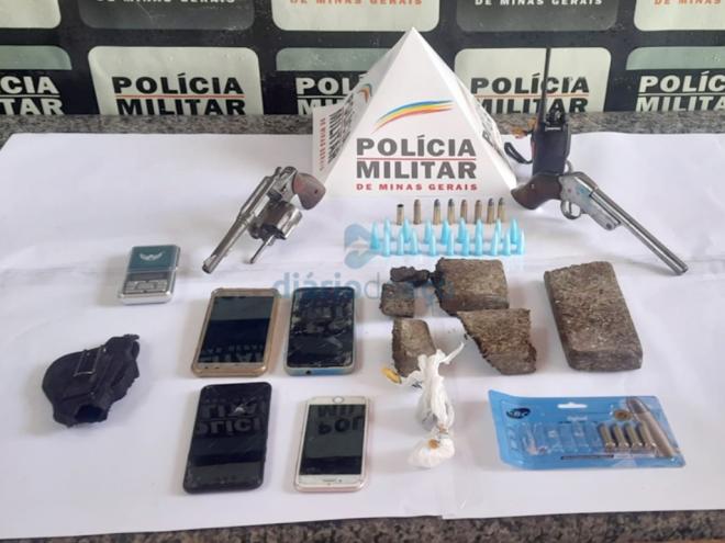 As duas armas de fogo e as porções de drogas apreendidas após a abordagem ao adolescente