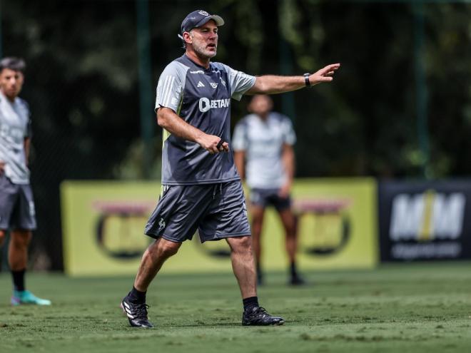 Por causa de suspensão, Milito não poderá estar à beira do campo na quinta-feira