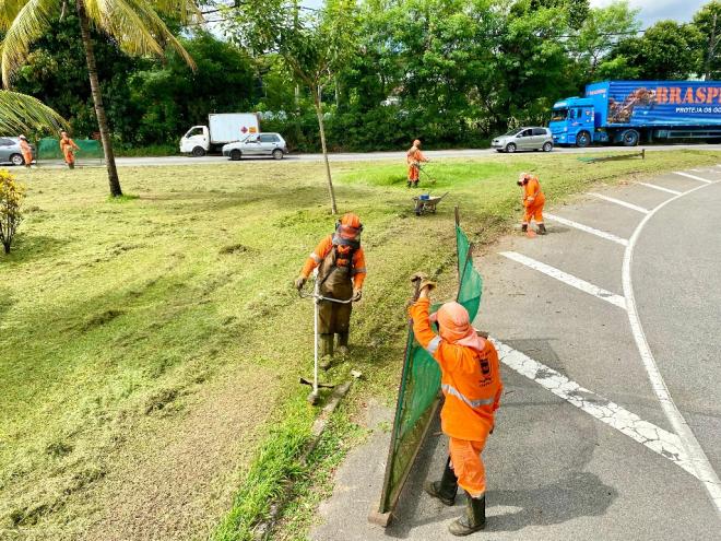 O serviço conta com equipes direcionadas a fazer a coleta de entulhos, lixo e procederem a capinas em toda a extensão 