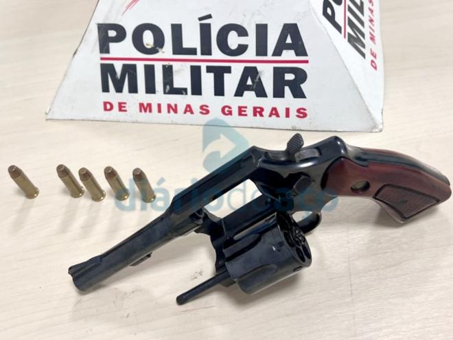 O revólver de calibre 38 foi apreendido no interior do Toyota Corolla parado pela PM