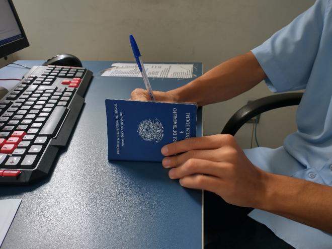 Apesar das muitas contratações com carteira assinada, muitos jovens foram demitidos 