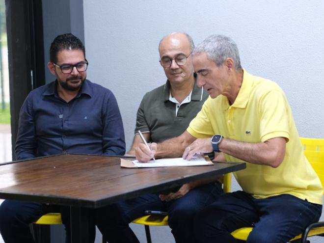 Bruno Morato, Oliveirinha e Hercílio Diniz no momento da filização