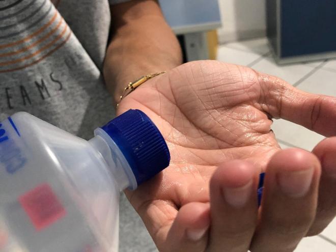 O uso do álcool líquido 70% oferece riscos à saúde, segundo entendimento da Agência Nacional de Vigilância Sanitária 