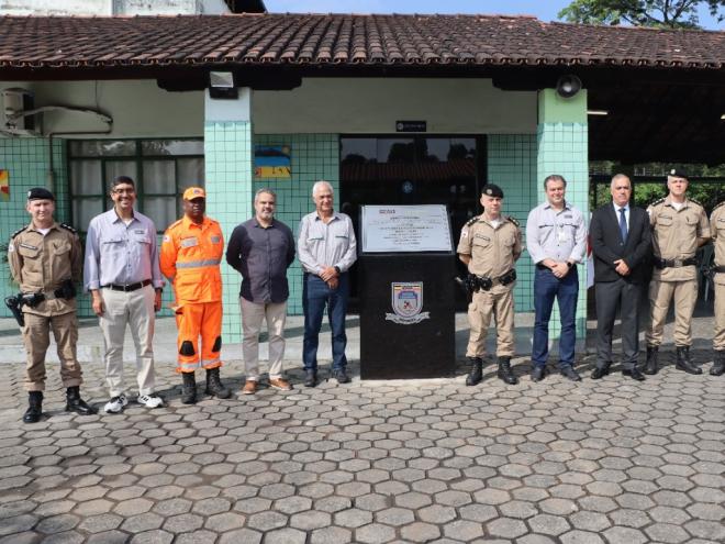 Após a assinatura do termo de doação, foi descerrada uma placa de agradecimento à Usiminas 