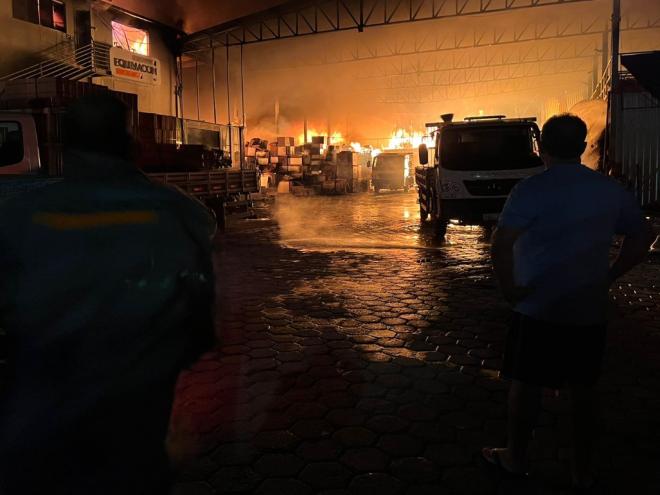Sofá velho foi incendiado do lado de fora e irradiação do calor fez depósito arder em chamas 