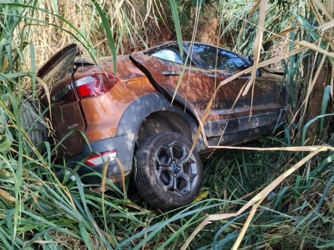Motorista afirma que foi atingido na lateral por um caminhão e, sem controle, o carro foi parar no fundo de um abismo à margem da BR-381 