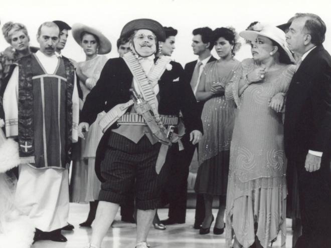 Jô Soares e a equipe de humoristas de ''Veja o Gordo'', durante gravação do programa em 1988, no SBT