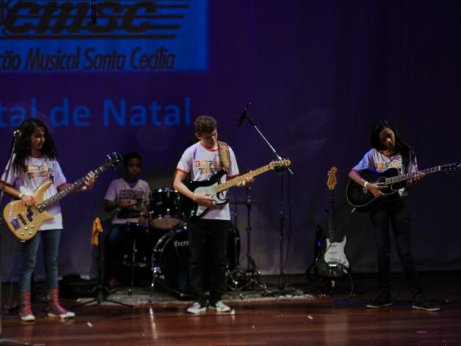 Os jovens podem participar de oficinas musicais