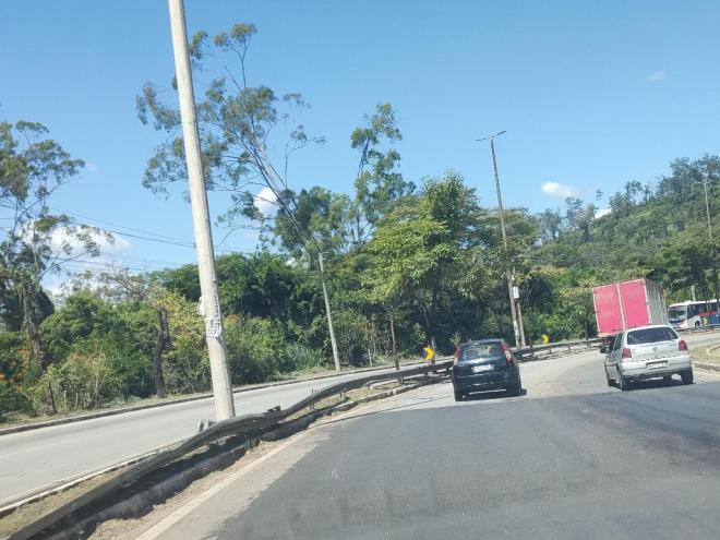 O guard rail é uma forma de proteção para veículos que perdem o controle e que podem colidir ou atravessar os canteiros centrais
