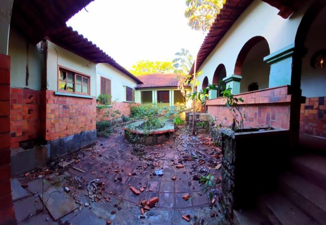 Patio interno da antiga fazenda. Agora, só sobraram recordações 